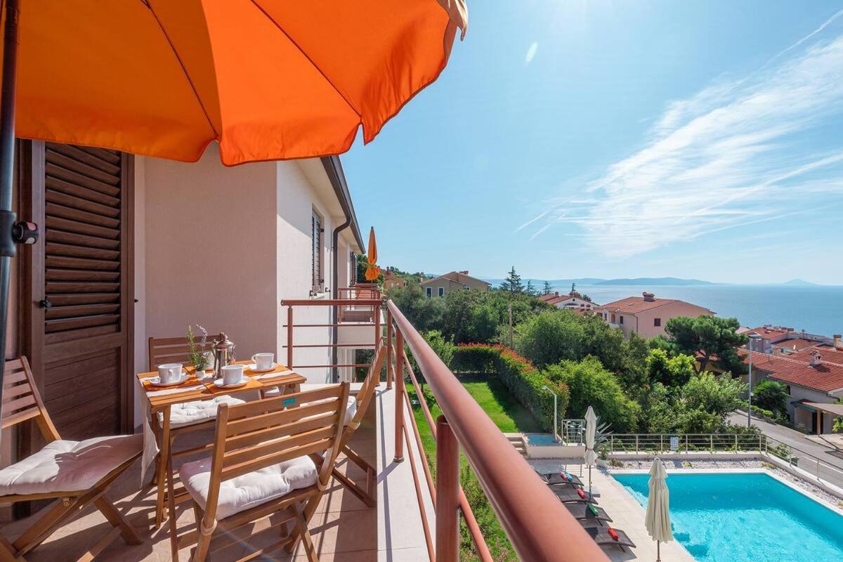 E&T Apartments With A Beautiful Pool Rabac Kamer foto