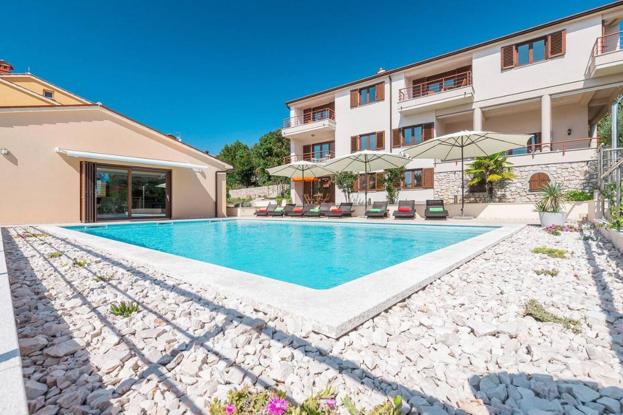E&T Apartments With A Beautiful Pool Rabac Buitenkant foto