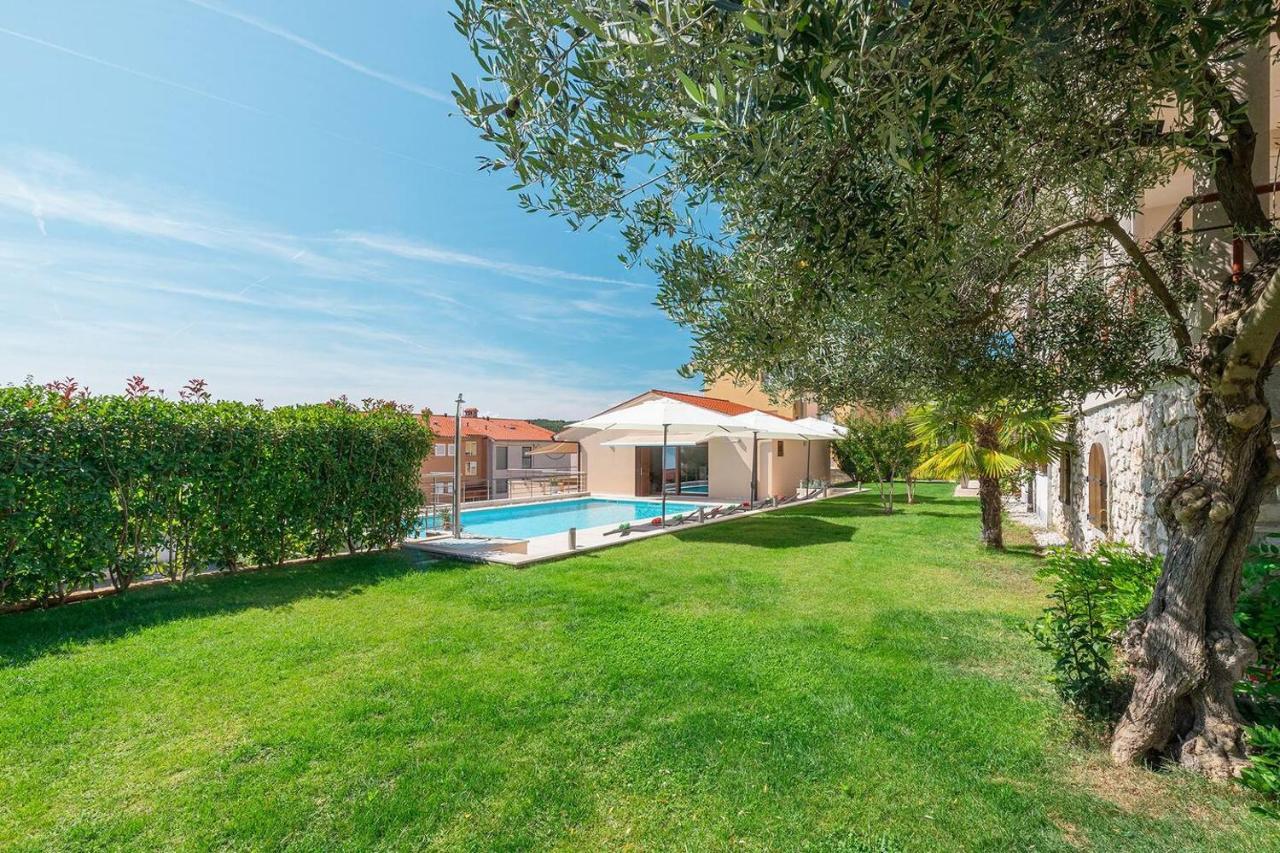 E&T Apartments With A Beautiful Pool Rabac Buitenkant foto