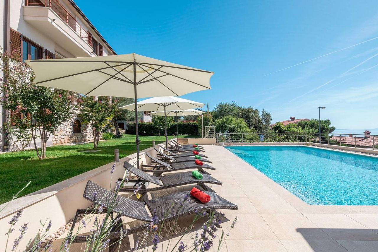E&T Apartments With A Beautiful Pool Rabac Buitenkant foto