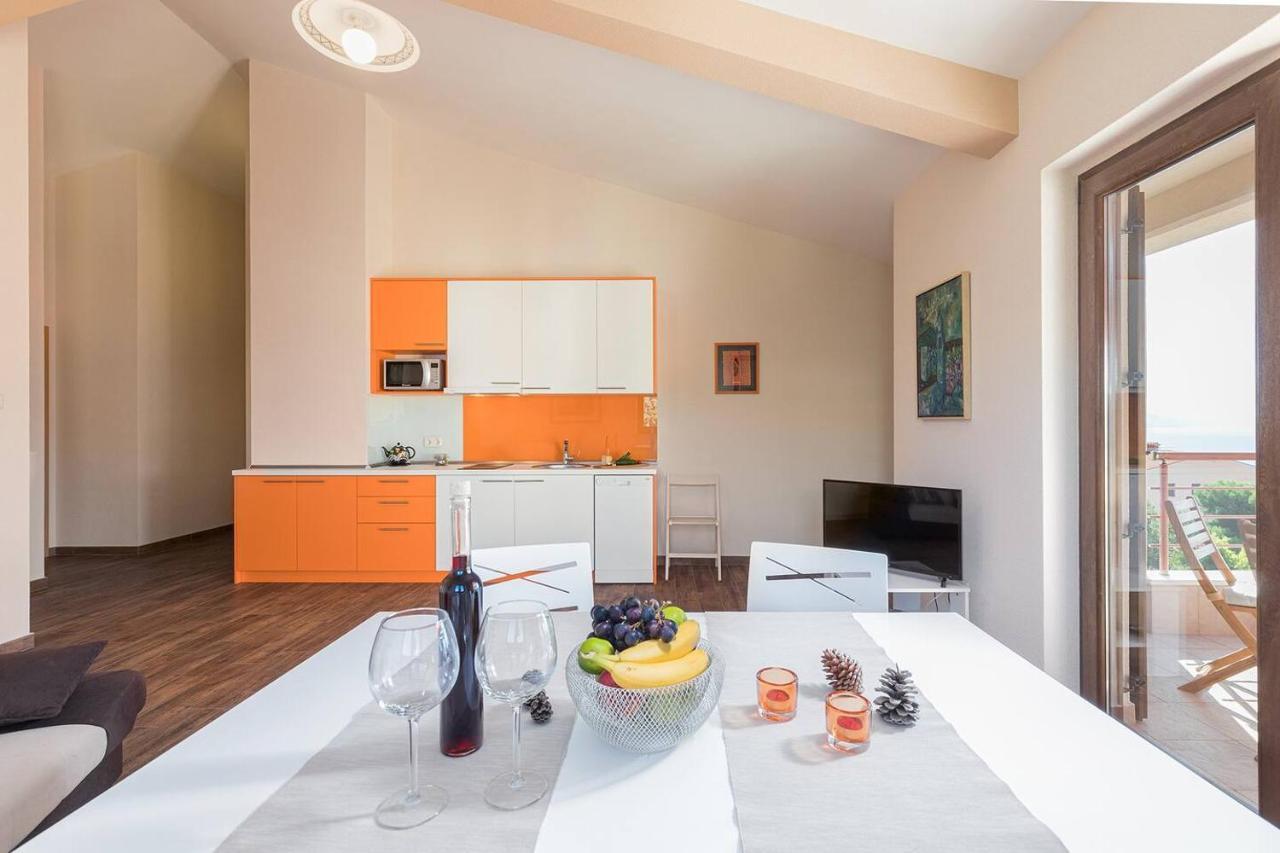 E&T Apartments With A Beautiful Pool Rabac Buitenkant foto