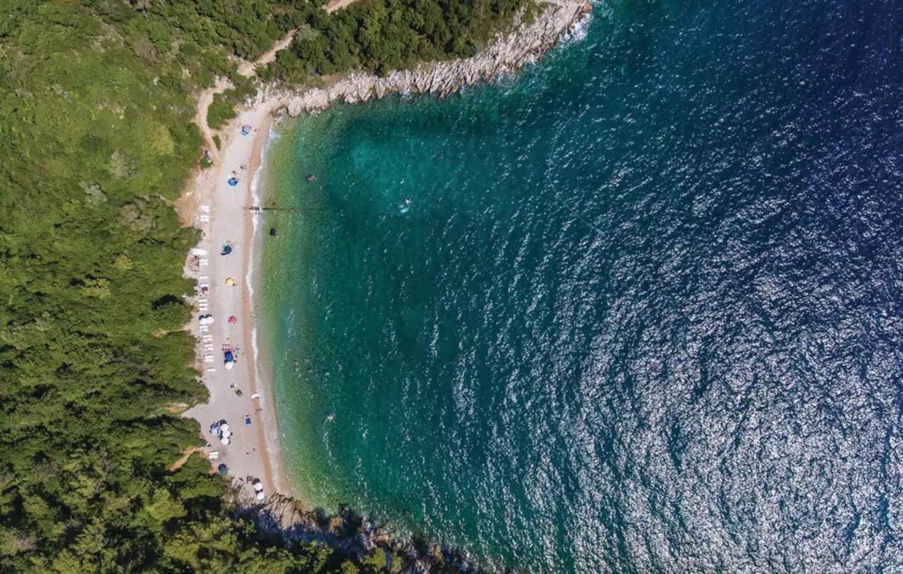 E&T Apartments With A Beautiful Pool Rabac Buitenkant foto
