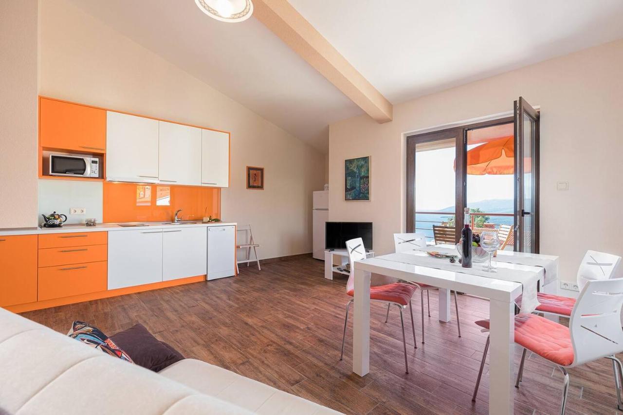 E&T Apartments With A Beautiful Pool Rabac Buitenkant foto