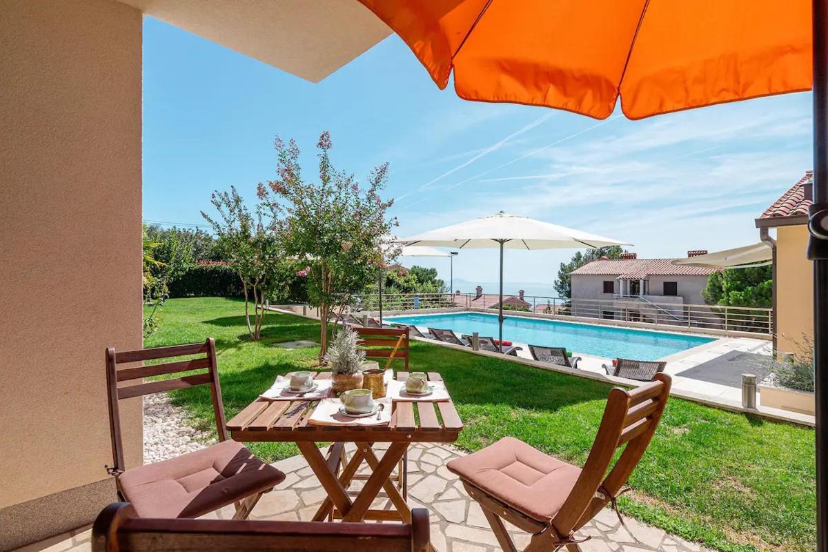 E&T Apartments With A Beautiful Pool Rabac Buitenkant foto
