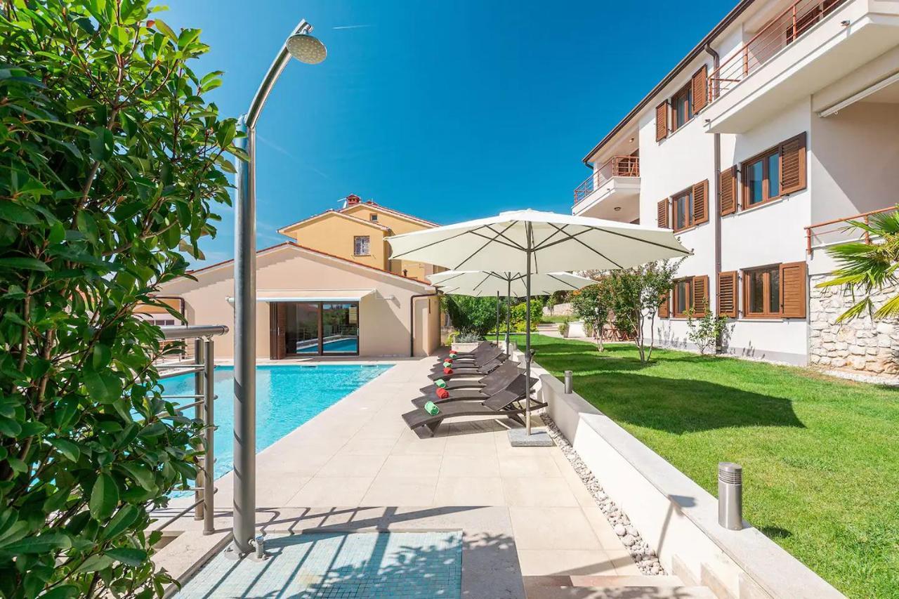 E&T Apartments With A Beautiful Pool Rabac Buitenkant foto